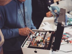 Le Fab lab rencontre deux experts en &eacute;lectronique et restauration de TSF